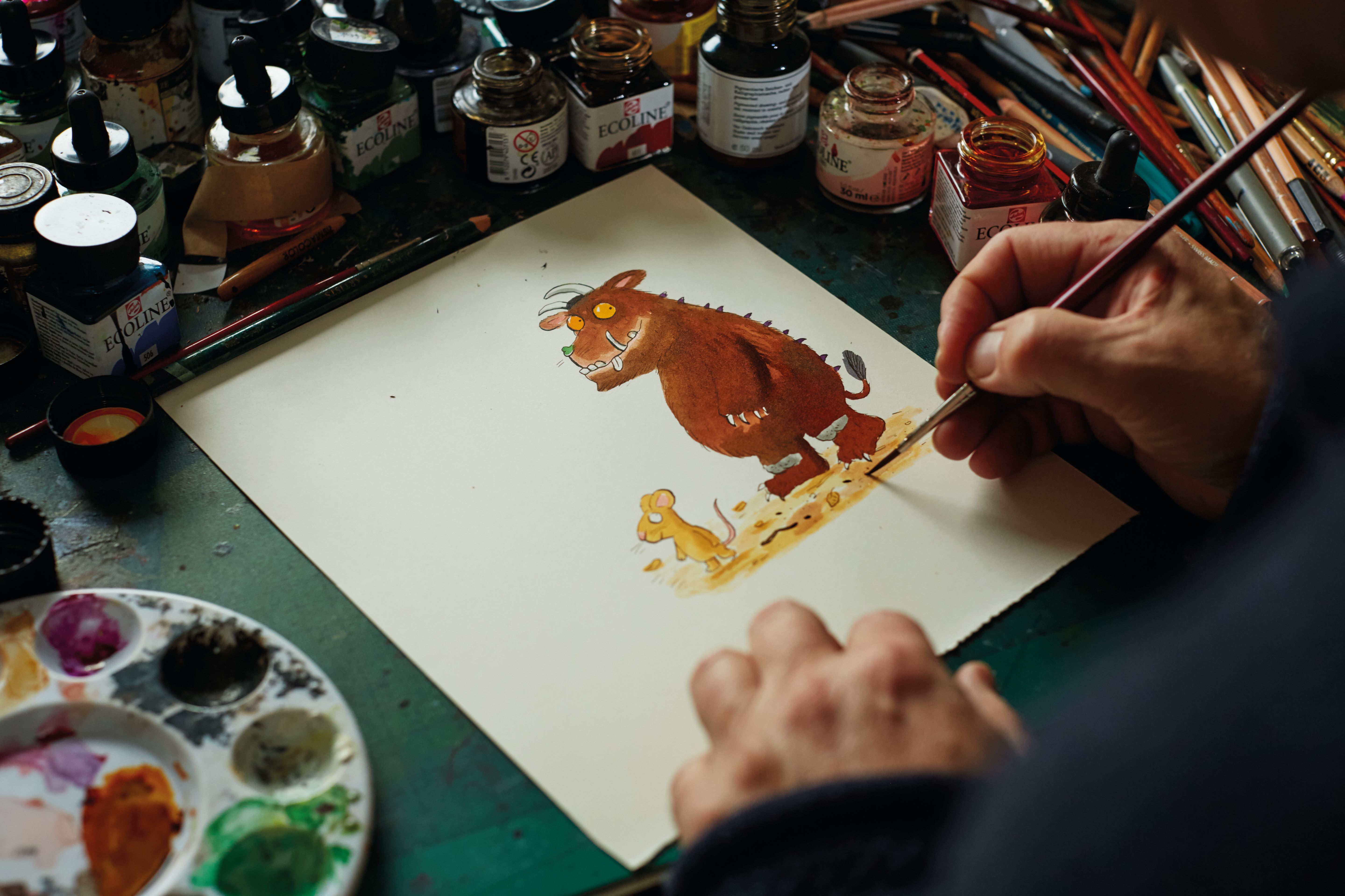 Axel Scheffler drawing the Gruffalo and little brown mouse.